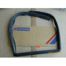 Original Nissan Primera P10 Gummi Fensterführung hinten LH 82331-90J00