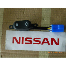 Original Nissan Primera P10 Schalter Schiebedach 25450-70J00