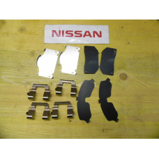 Original Nissan Primera P10 Montage Set Bremsbelag vorne 41080-70J25